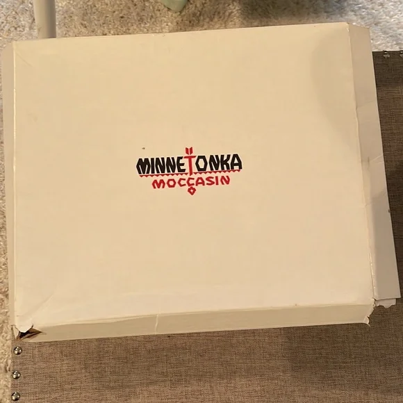 Women’s Minnetonka suede Moccasin boots NIB size 8 brown - Picture 11 of 11